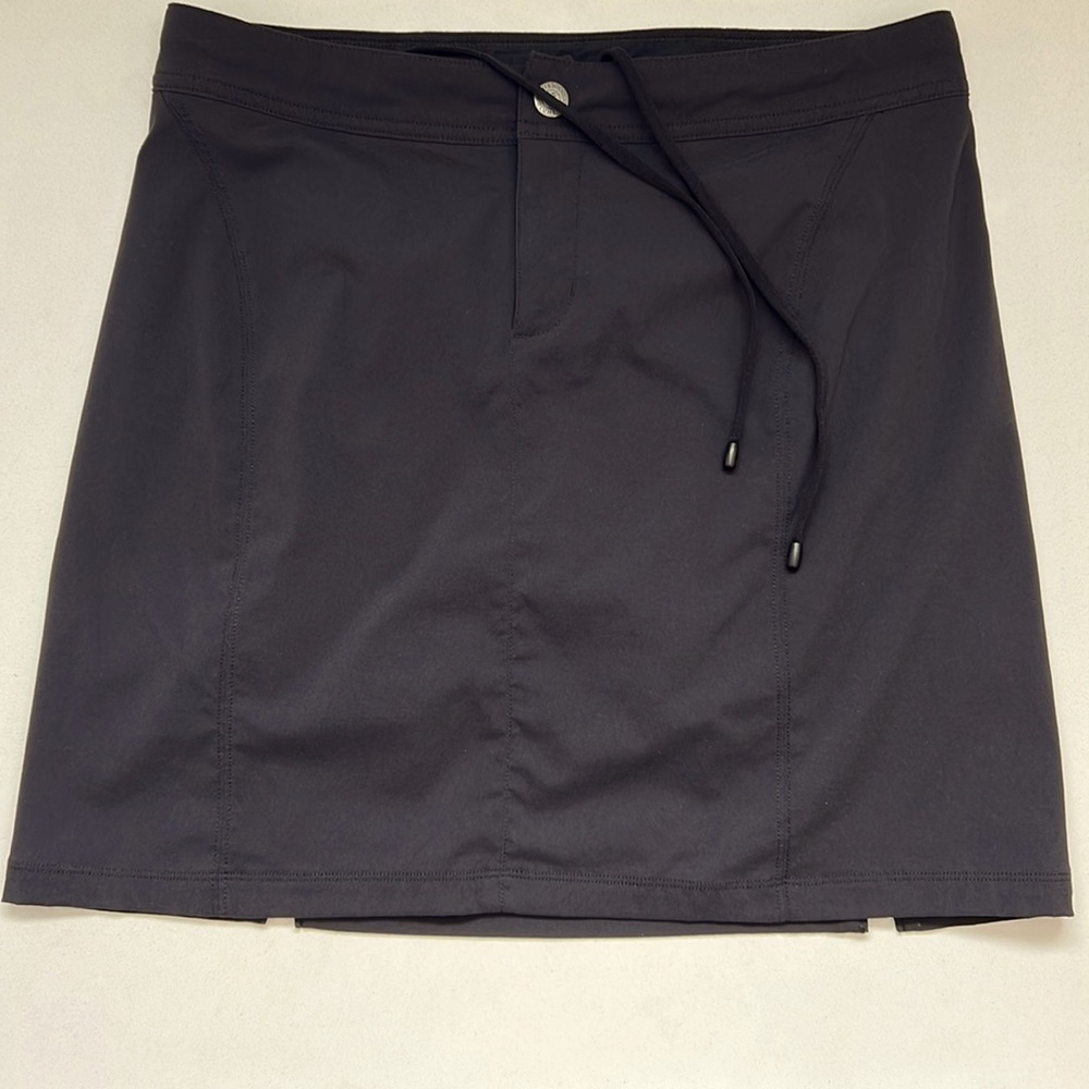 Columbia Trail Skirt Omni-Shield Size 8 with built in shorts Black